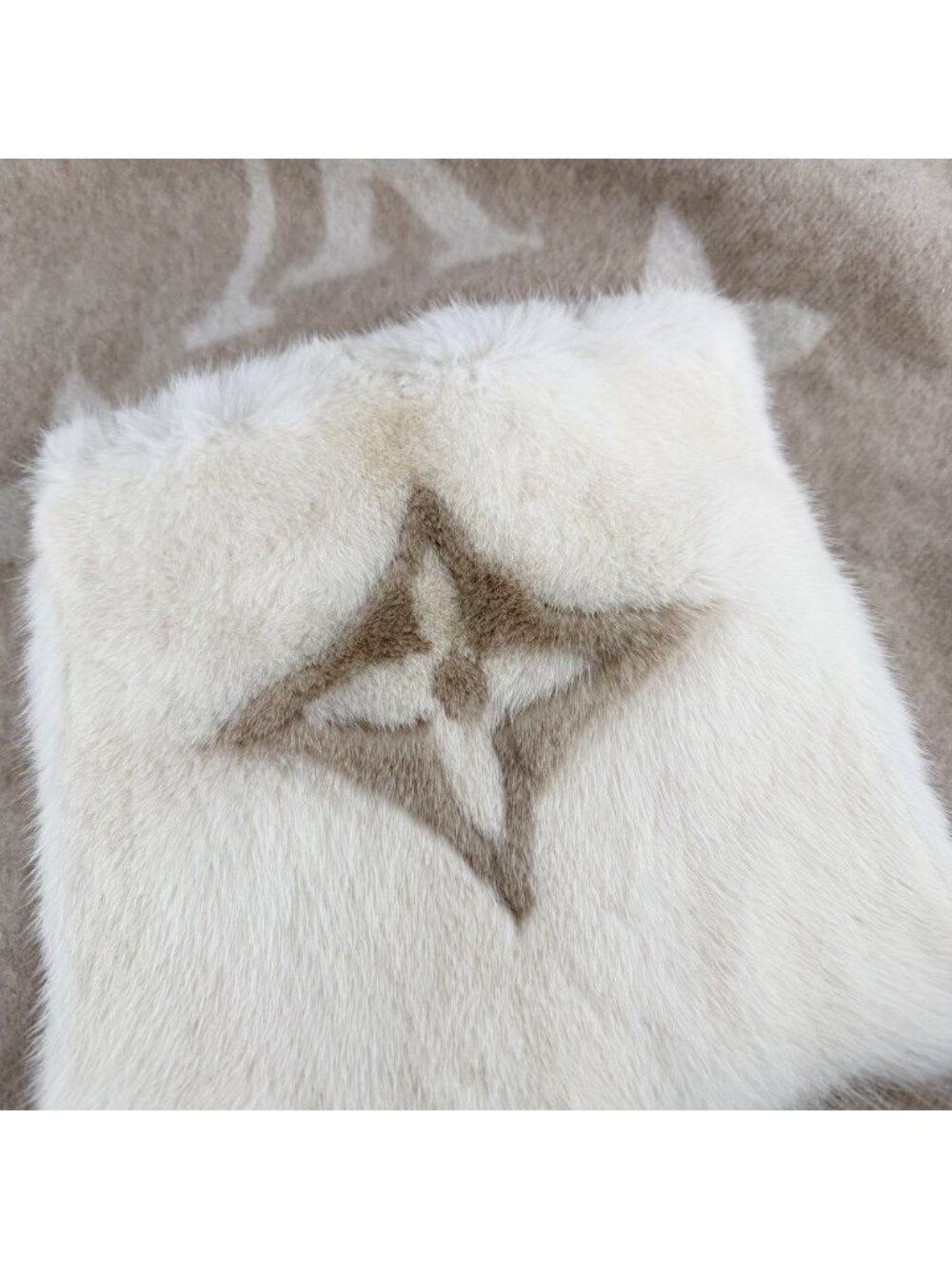 Louis Vuitton Scarf Monogram Cordray Cavic Cashmere Mink Beige Ivory Winter - Picture 5 of 8